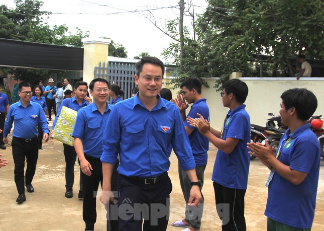 Anh Bùi Quang Huy kiểm tra chiến dịch tình nguyện hè, trao quà gia đình chính sách ở Gia Lai ảnh 7