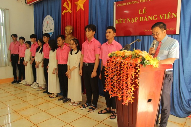 Ngôi trường vùng sâu kết nạp đảng cho 11 học sinh ưu tú ảnh 2