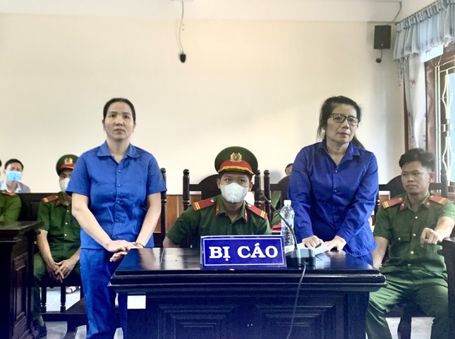 Nữ nông dân ‘bắt tay’ bà nội trợ lừa xin việc, lấy tiền tiêu xài ảnh 1