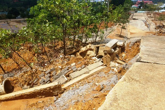 Ghi nhận của phóng viên tại đoàn đường I - 1 bị hư hỏng nặng