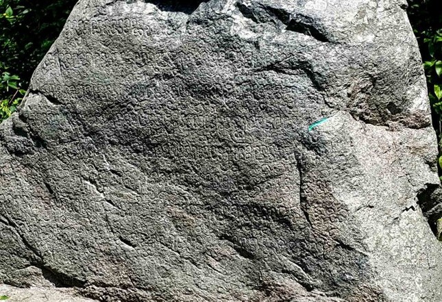 Giải mã dòng ký tự lạ khắc trên bia đá cổ ở Gia Lai ảnh 2