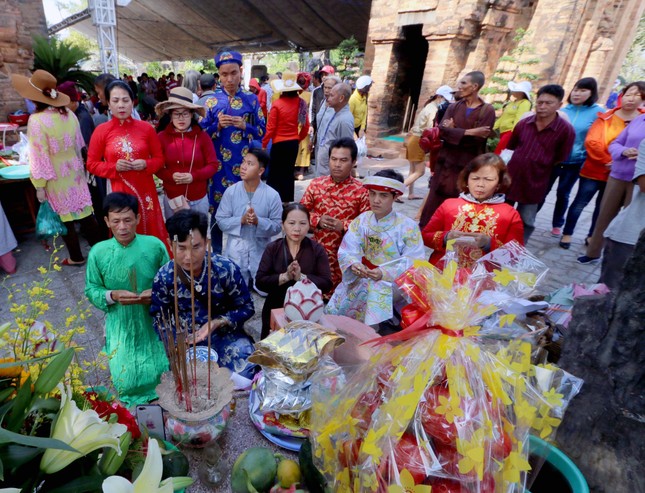 Hàng ngàn du khách hành hương về dự hội Tháp Bà Ponagar ảnh 1
