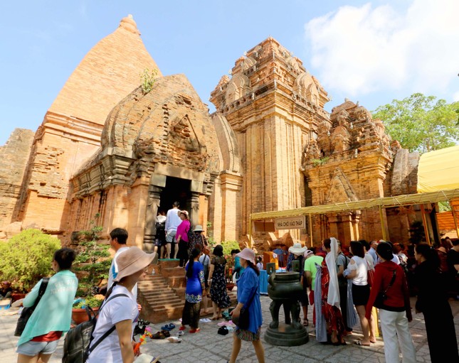 Hàng ngàn du khách hành hương về dự hội Tháp Bà Ponagar ảnh 3