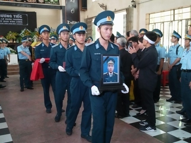 Hàng nghìn người nghẹn ngào tiễn đưa hai phi công vụ rơi máy bay ở Khánh Hoà ảnh 8