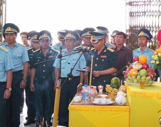 Hàng nghìn người nghẹn ngào tiễn đưa hai phi công vụ rơi máy bay ở Khánh Hoà ảnh 5