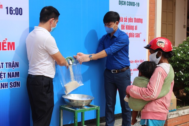 Tỉnh đoàn Khánh Hoà phối hợp với Tập đoàn Phúc Sơn tặng gạo cho người nghèo ảnh 3