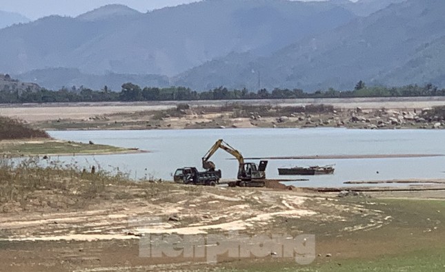 'Cát tặc' vẫn ngang nhiên đào xới hồ thuỷ lợi ở Khánh Hoà ảnh 1