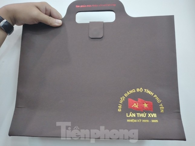 Đại hội Đảng Đảng bộ tỉnh Phú Yên chỉ tặng cặp giấy, không nhận hoa ảnh 1