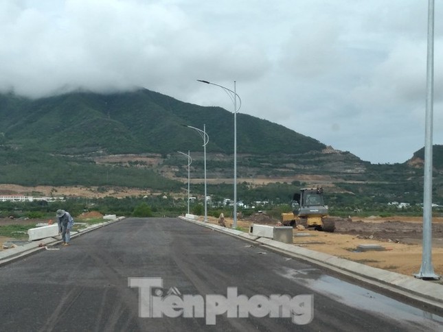 Vụ xây 'chui' tại khu đô thị sinh thái ở Nha Trang: 'Đá bóng' trách nhiệm? ảnh 1
