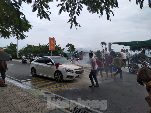 Kinh hãi cảnh ô tô 4 chỗ bốc cháy dữ dội trên đường phố Nha Trang ảnh 2