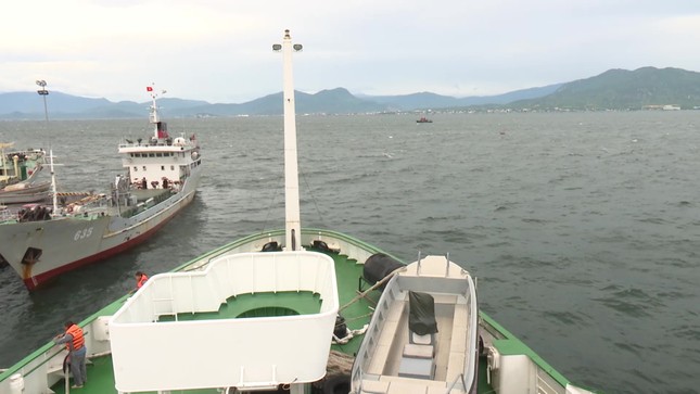 Đang lai dắt 1 tàu cá Bình Định gặp nạn trên biển Khánh Hoà vào bờ ảnh 2