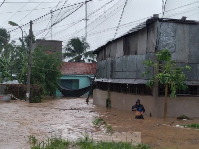 Nhiều nơi ở Khánh Hoà ngập lụt sau bão số 12 ảnh 3