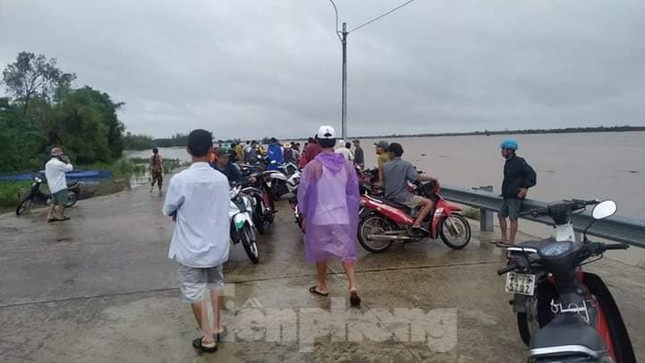 Ra bờ kè xem lũ, nam thanh niên bị nước cuốn trôi ảnh 1
