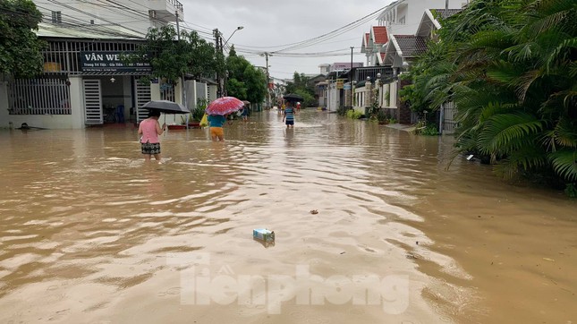 Dân Nha Trang “vật lộn” di chuyển trên những con đường ngập chìm trong nước ảnh 3