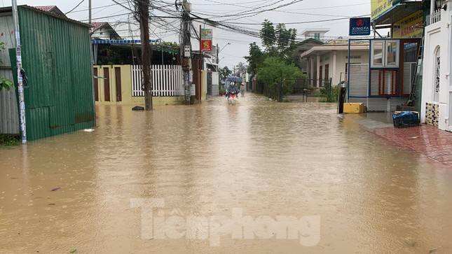 Dân Nha Trang “vật lộn” di chuyển trên những con đường ngập chìm trong nước ảnh 2