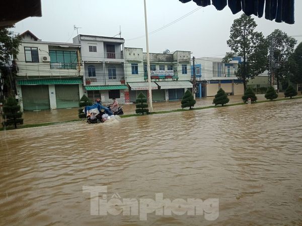 Dân Nha Trang “vật lộn” di chuyển trên những con đường ngập chìm trong nước ảnh 1