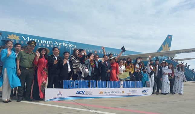 Du khách quốc tế đầu tiên đến Khánh Hoà được chào đón bằng vòi rồng phun nước ảnh 2