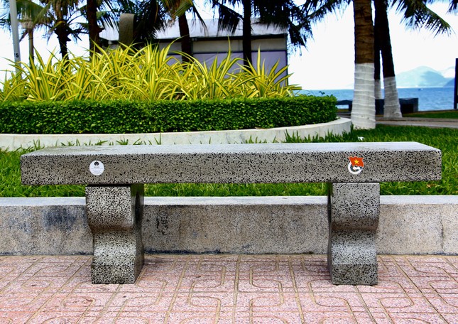 Độc đáo ghế đá bê tông từ rác thải nhựa ở phố biển Nha Trang ảnh 3