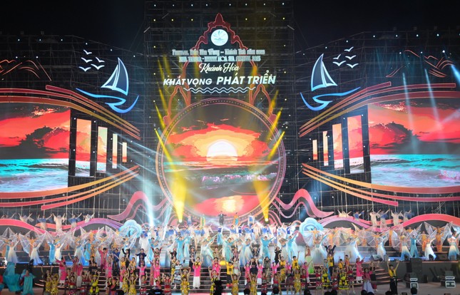 Đặc sắc 'bữa tiệc' ánh sáng đêm khai mạc Festival biển Nha Trang ảnh 1