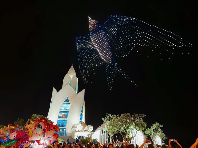 Đặc sắc 'bữa tiệc' ánh sáng đêm khai mạc Festival biển Nha Trang ảnh 5