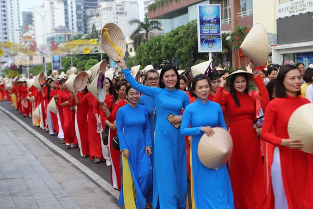 Hơn 6.000 phụ nữ thướt tha với tà áo dài diễu hành trên đường phố Nha Trang ảnh 7