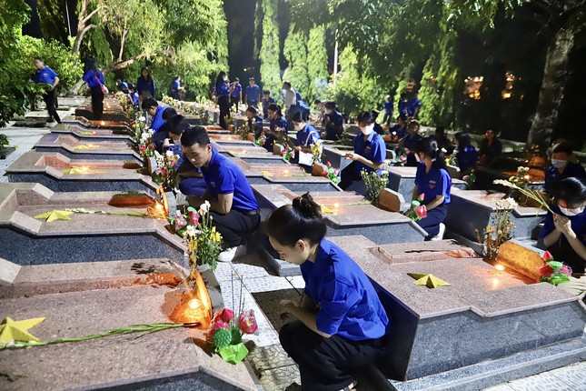 Giới trẻ Nha Trang thắp nến tri ân dịp kỷ niệm 76 năm Ngày Thương binh - Liệt sĩ ảnh 5
