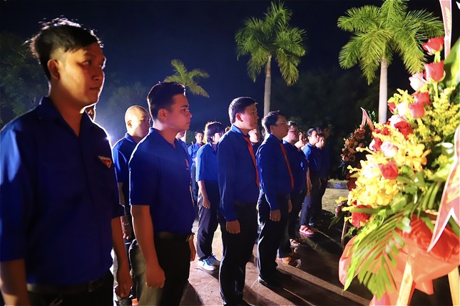 Giới trẻ Nha Trang thắp nến tri ân dịp kỷ niệm 76 năm Ngày Thương binh - Liệt sĩ ảnh 4