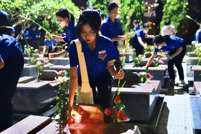 Giới trẻ Nha Trang thắp nến tri ân dịp kỷ niệm 76 năm Ngày Thương binh - Liệt sĩ ảnh 1