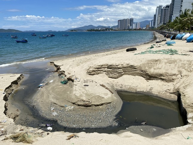 Nguyên nhân xuất hiện dòng nước đen ngòm chảy thẳng ra biển Nha Trang ảnh 2
