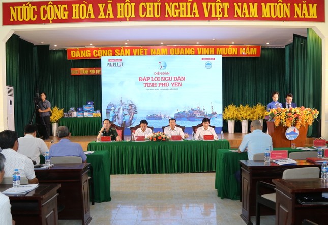 Ngư dân phải làm gì khi bị 'tàu lạ' quấy rối trên biển? ảnh 1