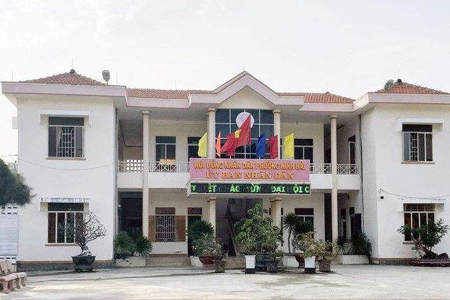 Chứng thực hợp đồng mua bán đất cho con trai trái quy định, cựu phó chủ tịch phường bị bắt ảnh 1