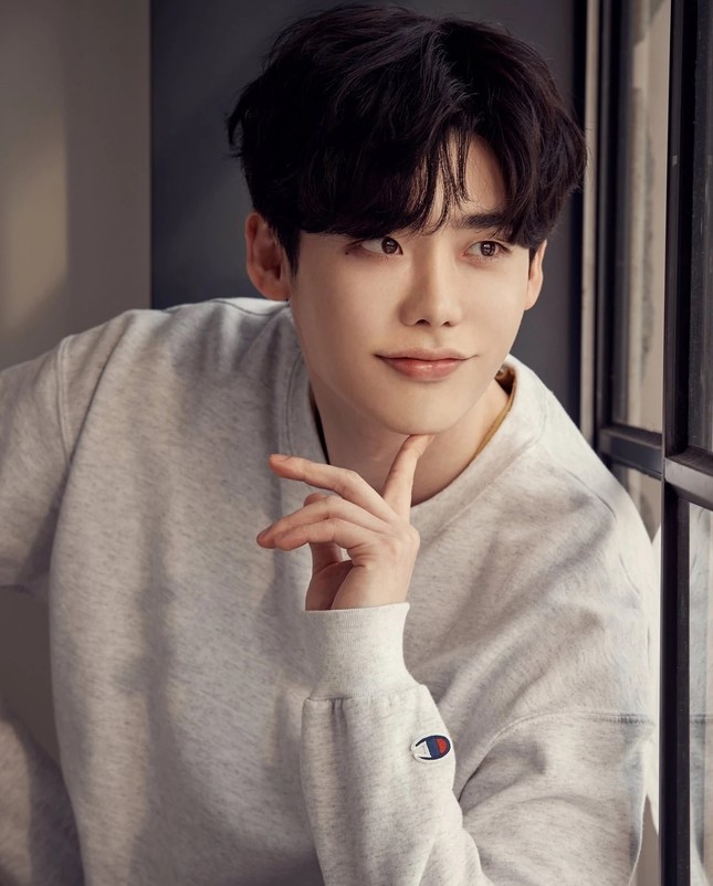 Lee Jong Suk khen bạn gái IU ảnh 1