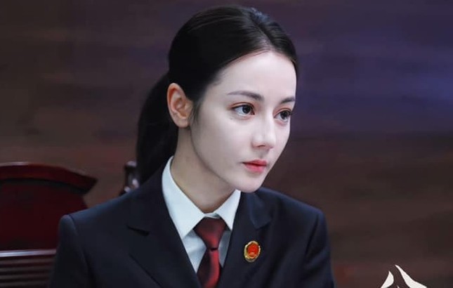 Địch Lệ Nhiệt Ba thất bại vì quá đẹp ảnh 4