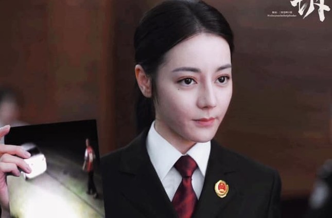 Địch Lệ Nhiệt Ba thất bại vì quá đẹp ảnh 3