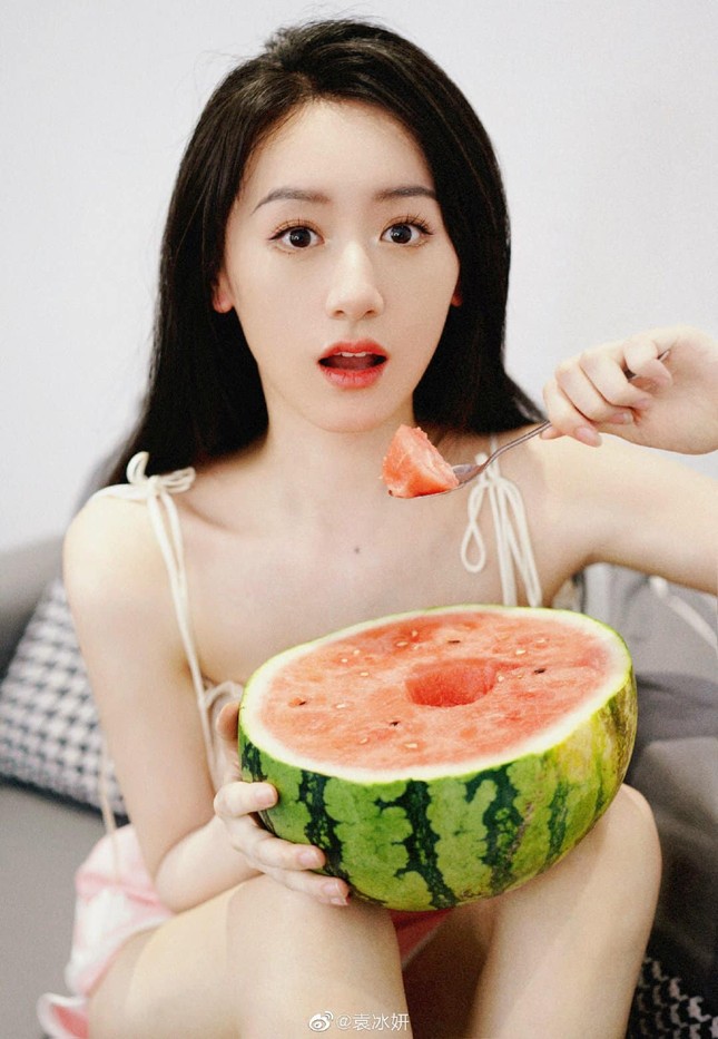 Đối thủ của Địch Lệ Nhiệt Ba bị cấm sóng ảnh 4