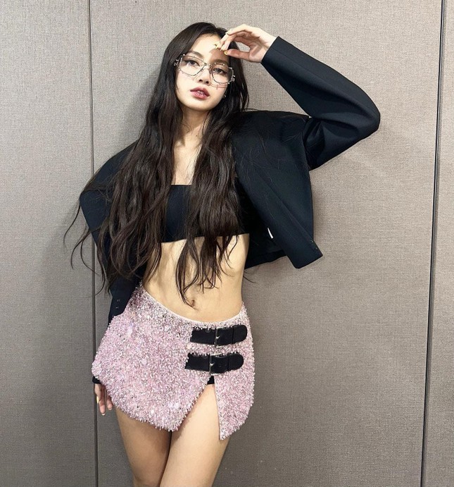 Phản ứng thách thức công chúng của Lisa (BlackPink) ảnh 4