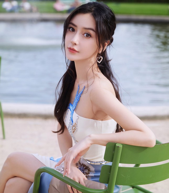 Angelababy và Trương Gia Nghê bị chỉ trích khi tới xem Lisa diễn thoát y ảnh 4