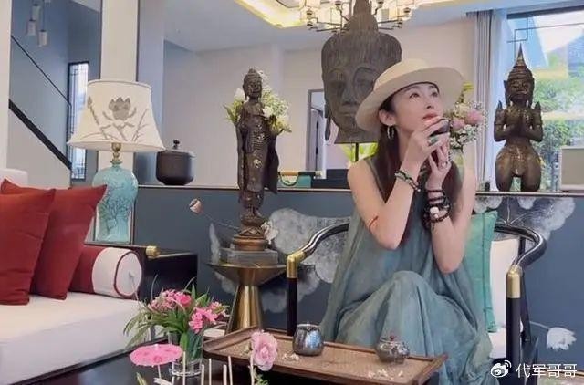 Cuộc sống ẩn dật của sao nữ đẹp nhất phim Châu Tinh Trì ảnh 1