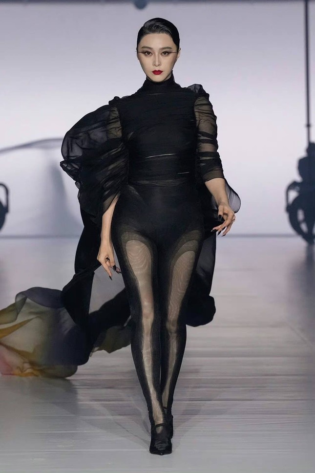Phạm Băng Băng bị chê khi catwalk ảnh 2