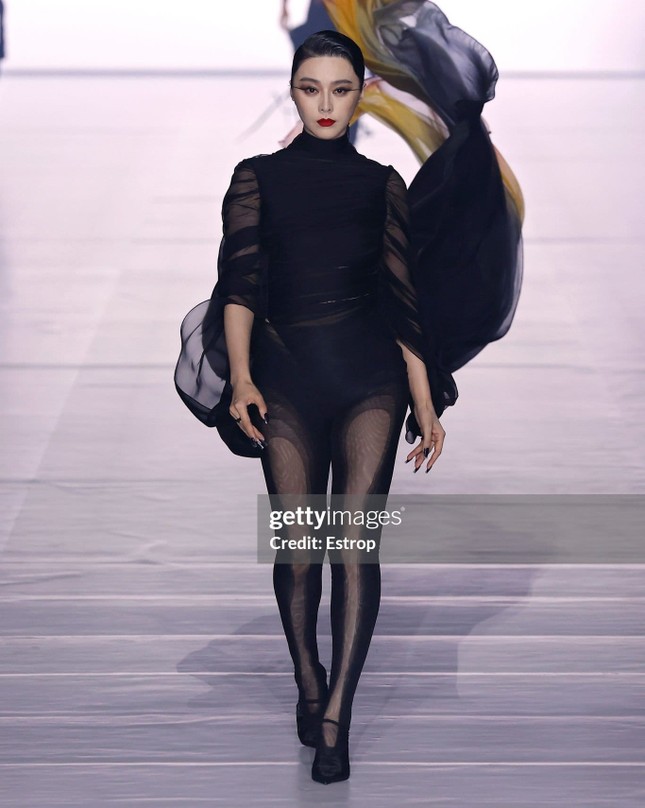 Phạm Băng Băng bị chê khi catwalk ảnh 1