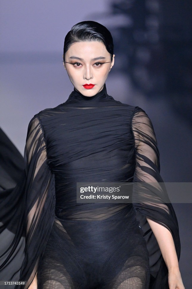 Phạm Băng Băng bị chê khi catwalk ảnh 3