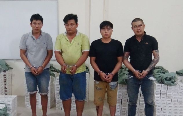 Mang súng đã lên đạn đi 'áp tải' thuốc lá lậu ảnh 1