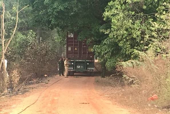 Ngăn cản xe container, một bảo vệ tử vong ảnh 1