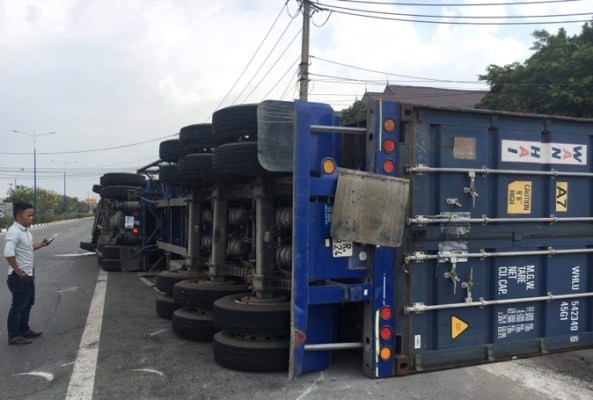 4 người trong gia đình mắc kẹt trong cabin container lật giữa đường ảnh 2