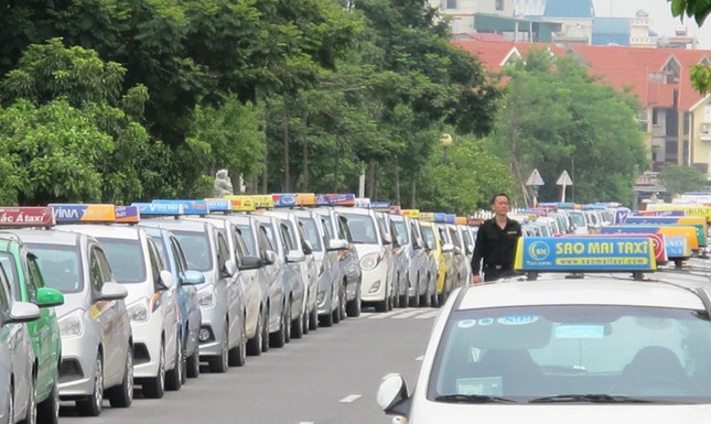 “Cuộc chiến” taxi truyền thống và Uber, Grab: Kịch tính! ảnh 1