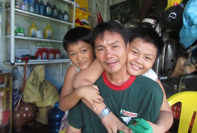 Người đàn ông mù chữ và những chiếc xe từ thiện ảnh 1