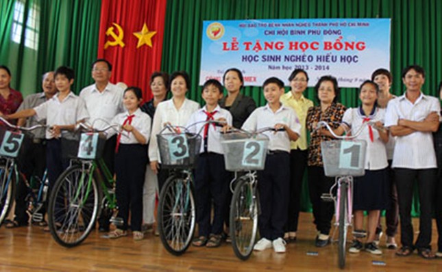 Người đàn ông mù chữ và những chiếc xe từ thiện ảnh 2