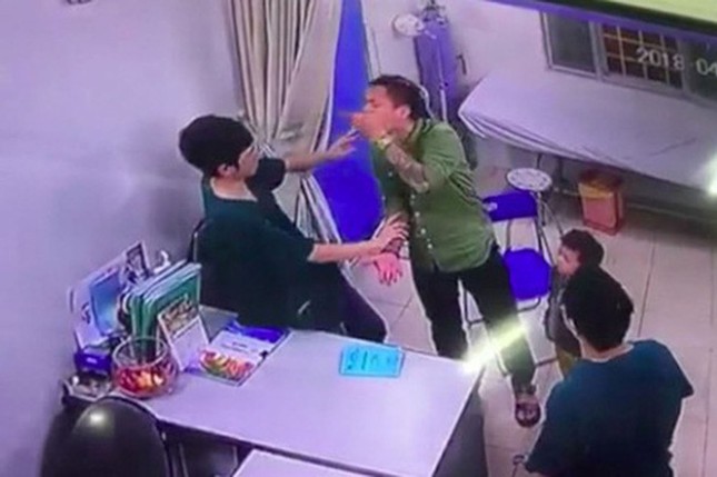 Gia tăng hành hung bác sĩ: Tàn ác với ân nhân ảnh 1