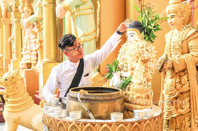 Thầy giáo Việt chu du thiên hạ ảnh 2