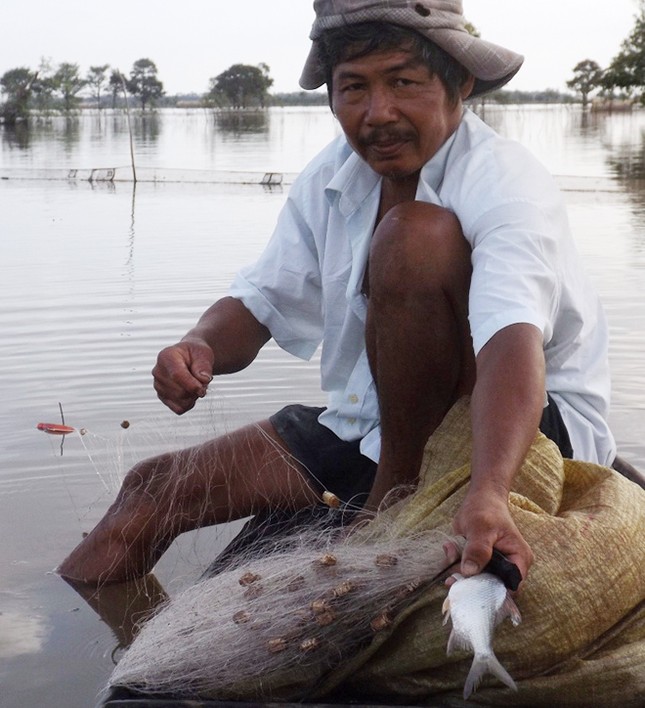 Những phận đời lênh đênh đầu nguồn lũ ảnh 2